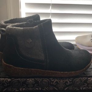Cute black zipper leather booties